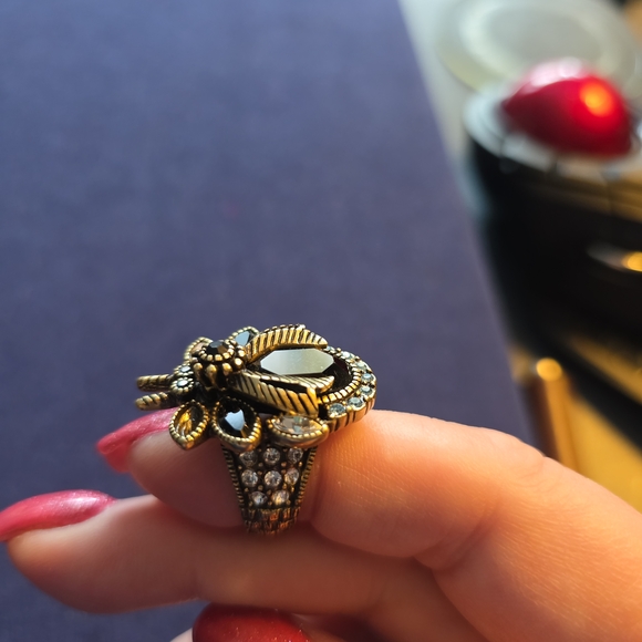Heidi Daus Gold Tone Black Bee Statement Ring Size 6 (READ) /300 - Picture 7 of 9